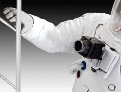 REVELL 03702 1:8 Apollo 11 Astronaut On The Moon -Revell revell 03702 1 8 apollo 11 astronaut on the moon 2