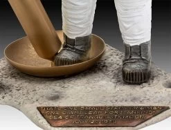 REVELL 03702 1:8 Apollo 11 Astronaut On The Moon -Revell revell 03702 1 8 apollo 11 astronaut on the moon 4